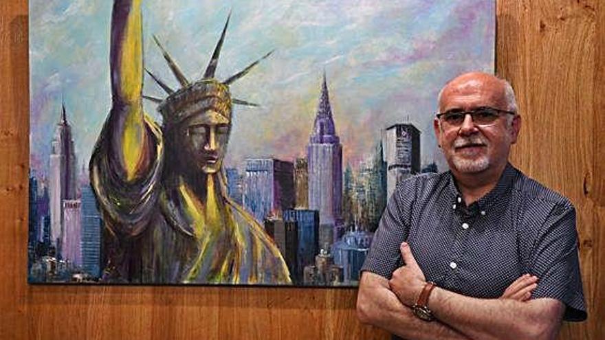 Francisco Otero, junto a uno de sus cuadros de la exposición &#039;In New York&#039;, en la Asociación de Artistas.