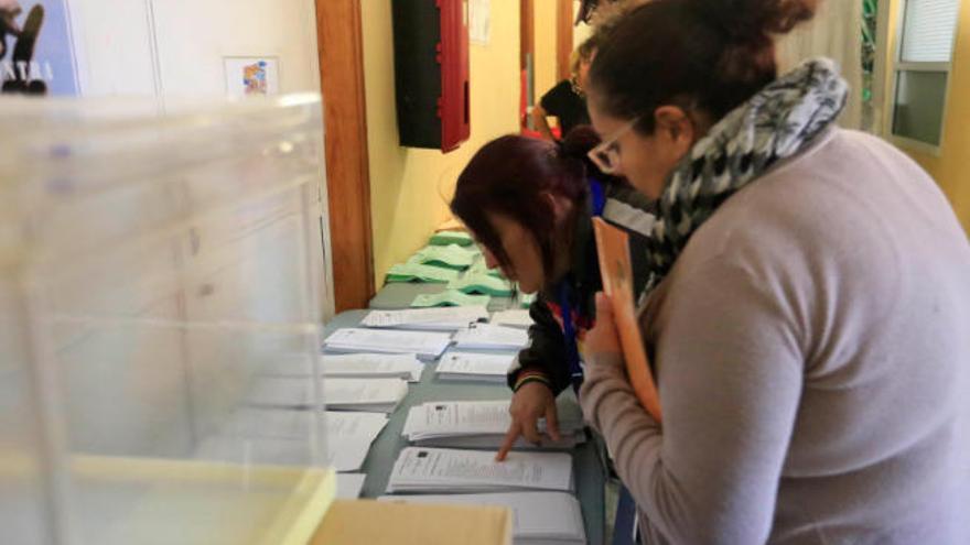 Electores buscan sus papeletas en una de las citas electorales de 2015