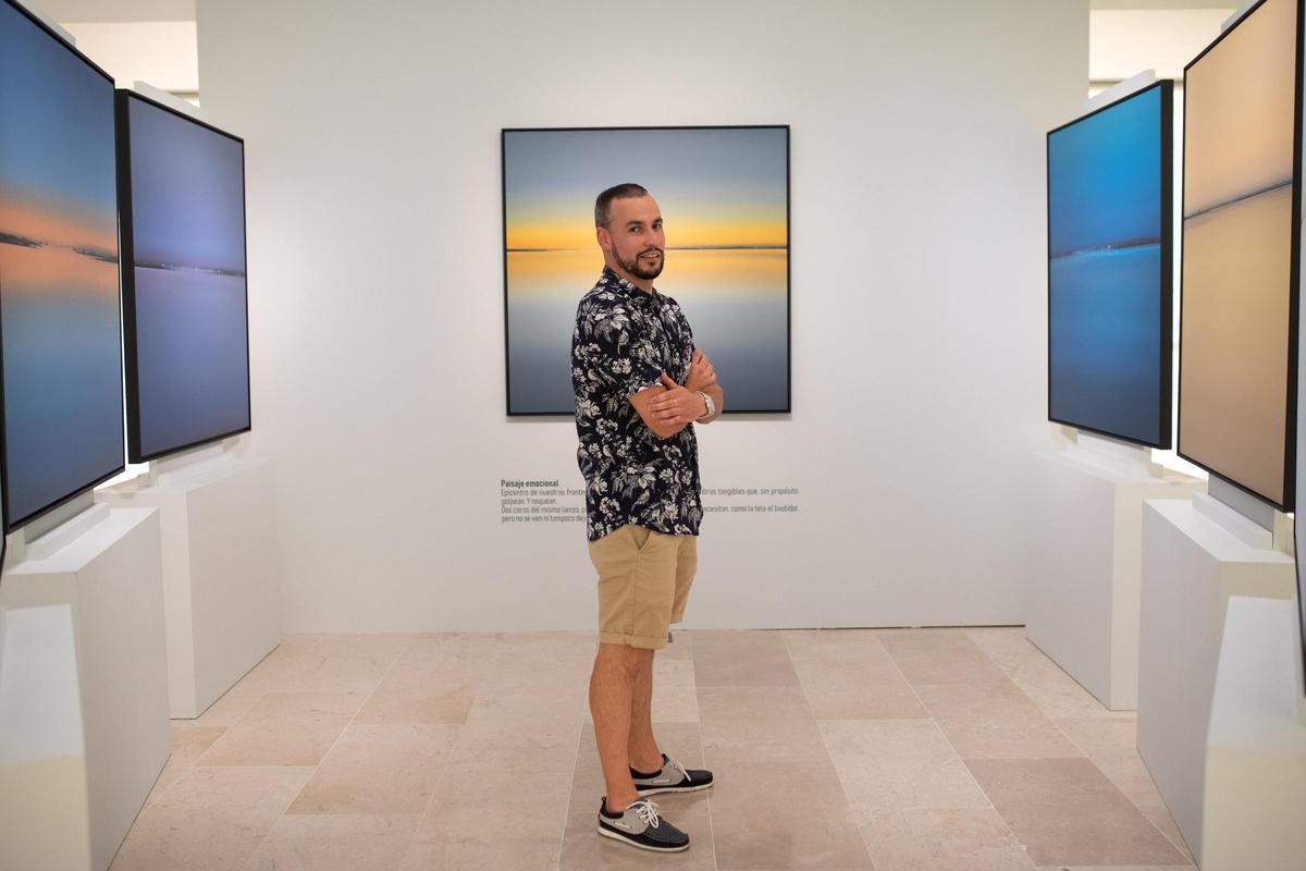 El pintor en la "capilla" creada en la sala