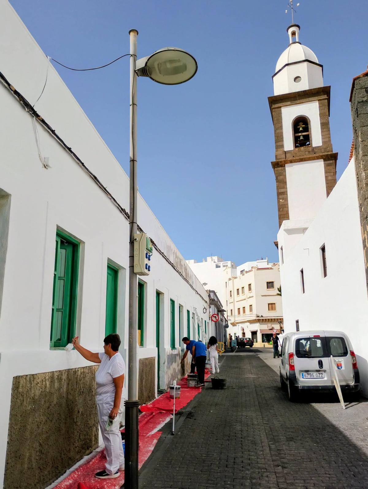 Arrecife pinta el exterior del antiguo colegio de La Marina, que se reabrirá como Mercado de Abastos