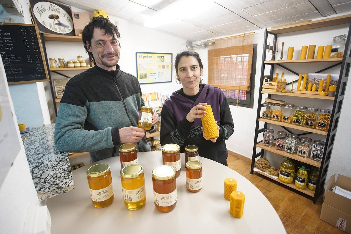 Sergi Prada i Laura Garcia a la botiga i obrador de mel de Dolça Abella, a Crespià.
