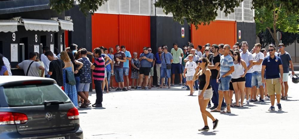 Colas en las taquillas de Mestalla