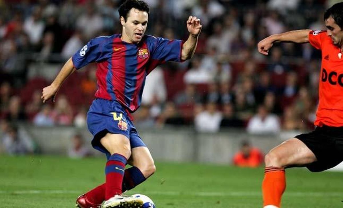 Iniesta retalla un rival en el partit del Camp Nou de la fase de grups de la Champions League 2004-05. Els homes de Frank Rijkaard van guanyar per 3-0.