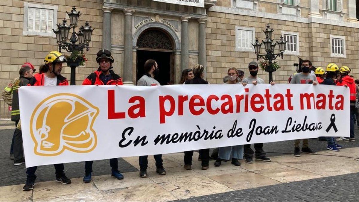 Manifestación en recuerdo del bombero fallecido Joan Liébana en la plaza de Sant Jaume, en octubre de 2021. / GUILLEM SÁNCHEZ