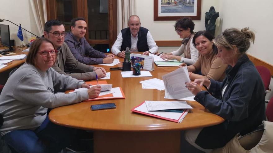 El alcalde, Wences Alós, capitaneó la reunión junto a otros concejales y el resto de portavoces de los grupos políticos. | MIGUEL ÁNGEL SÁNCHEZ