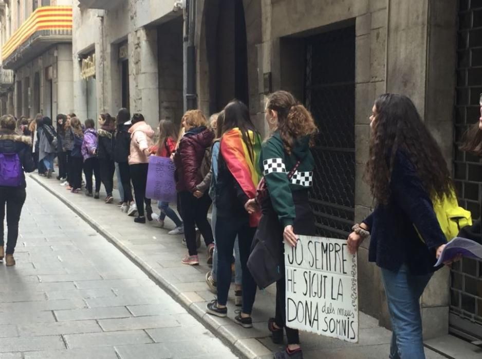 Cadena humana a Girona amb motiu de la vaga feminista