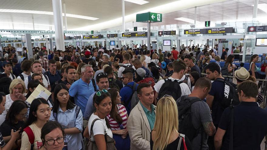 Caos al Prat en el quart dia de vaga amb cues de dues hores