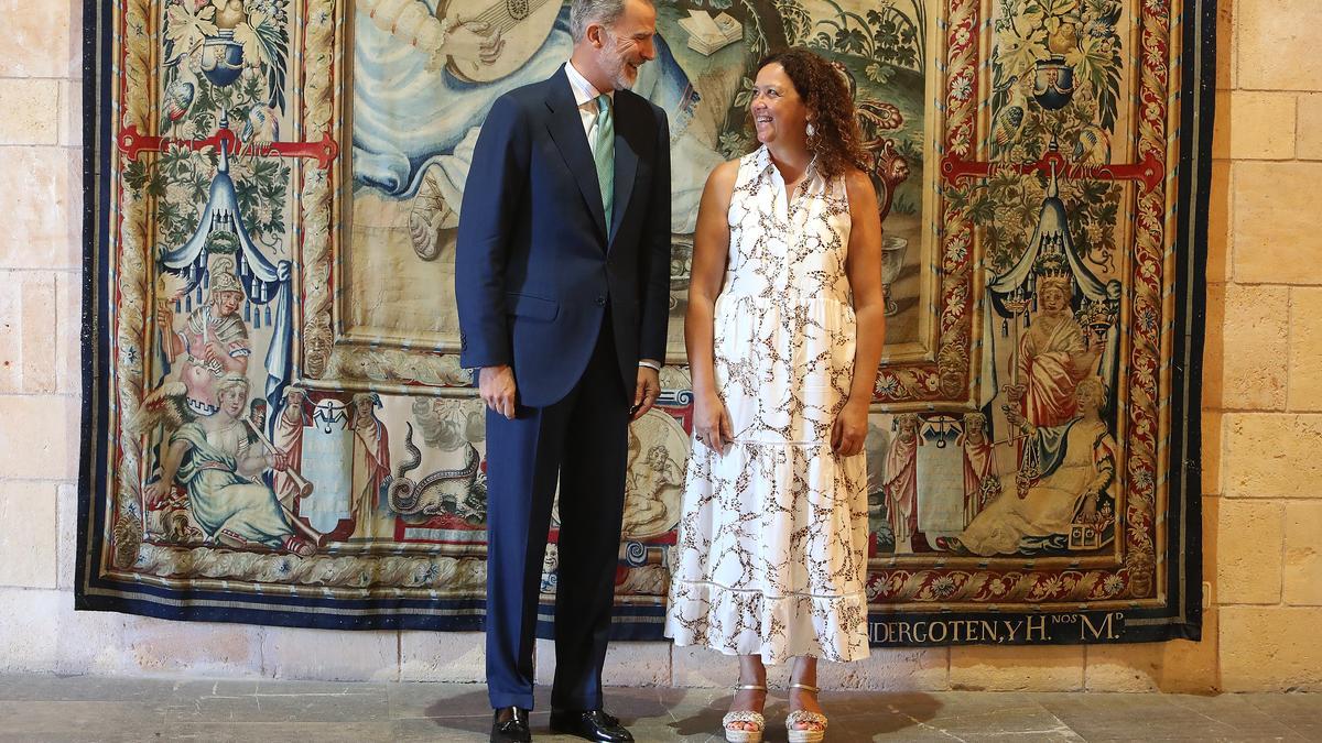 El rey Felipe VI y la presidenta del Consell de Mallorca, en el palacio de la Almudaina