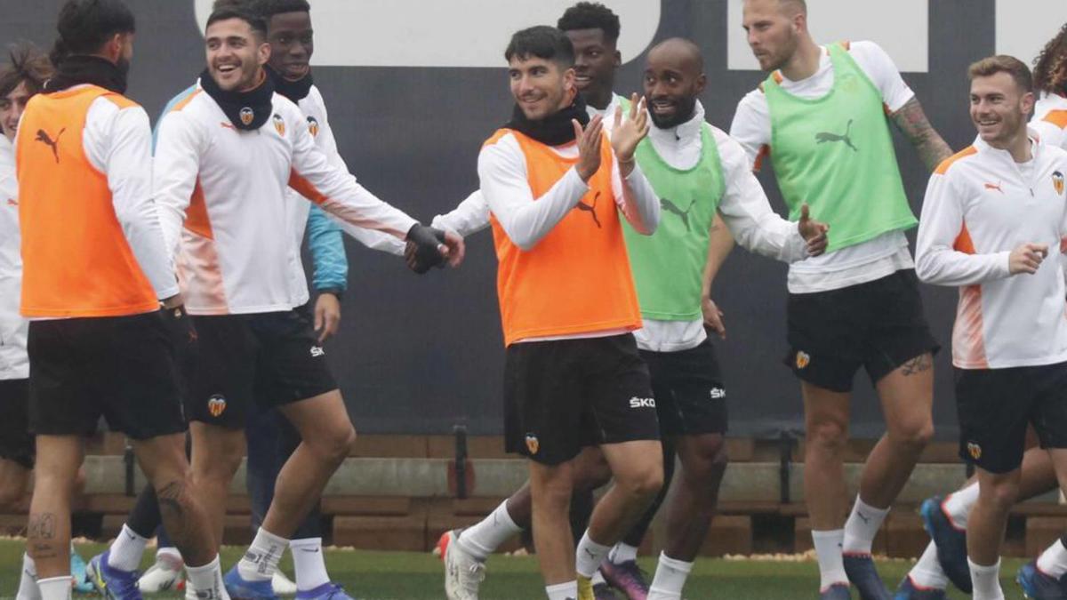 Los jugadores del Valencia, en el entrenamiento de ayer. | J.M.LÓPEZ