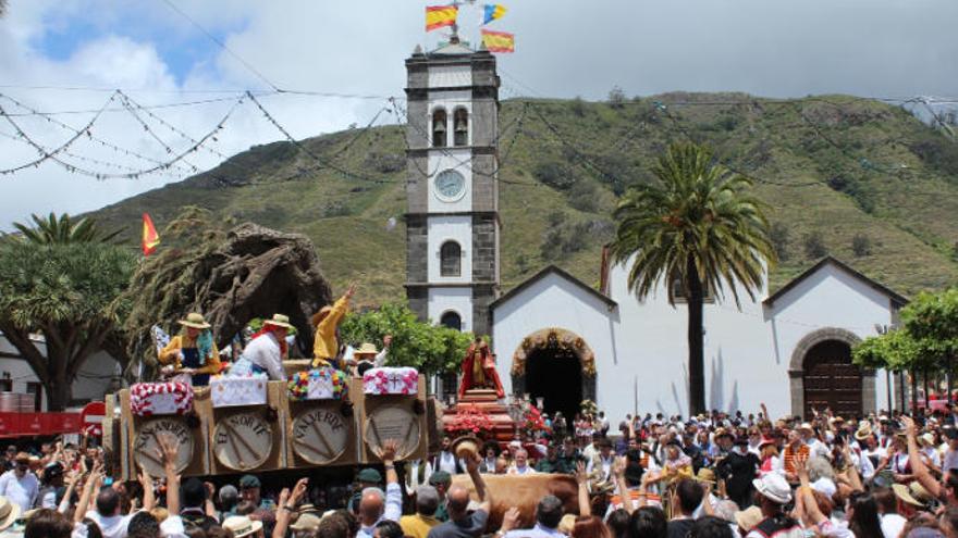 En imagen, una de las carretas típicas desfilando frente a la iglesia de San Marcos en la romería de 2018.