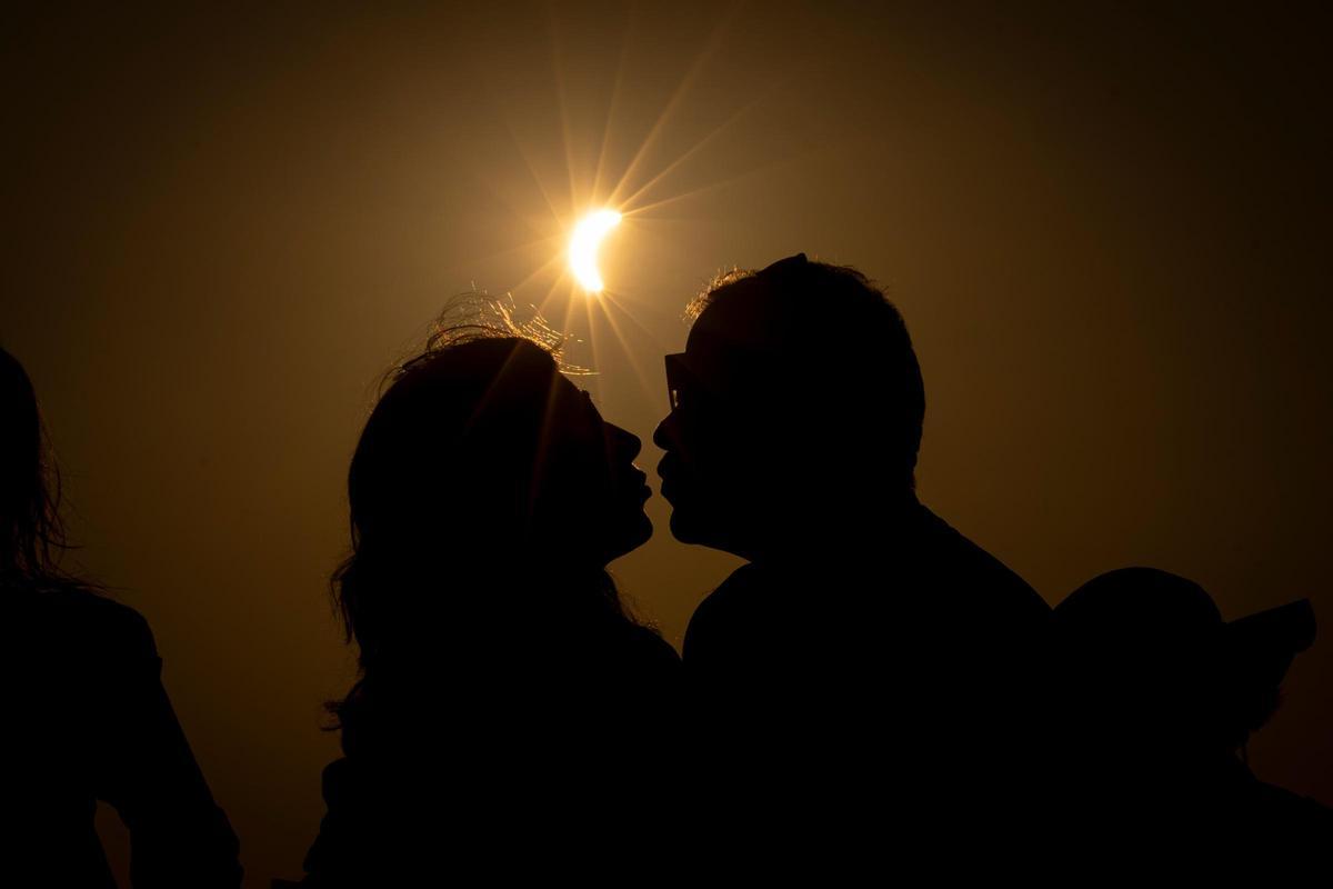 La foto de un beso bajo el eclipse en Javalambre.