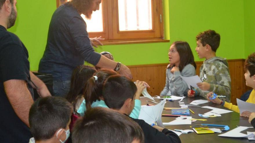 El mago Nano muestra un truco de magia a los niños del taller. | E. P.