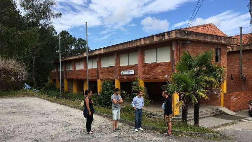 Los concejales, en la visita ayer al colegio de Tirán. // G.N.