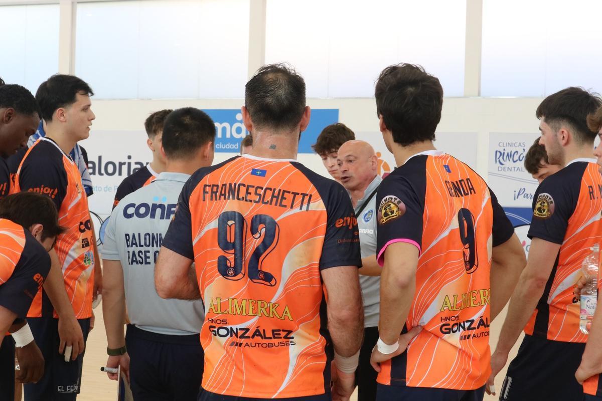 Juan Moreno da instrucciones a sus jugadores durante un tiempo muerto en Málaga.