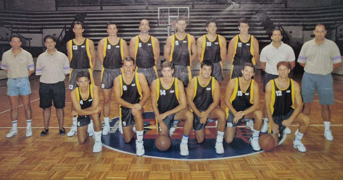 Aniano Cabrera (1) ejerciendo de delegado (segundo por la izquierda) en el Canarias de la 92/93; en la presentación (2) de varios jugadores en la 05/06; y celebrando la conquista de la BCL (3) en la 16/17. | EL DÍA