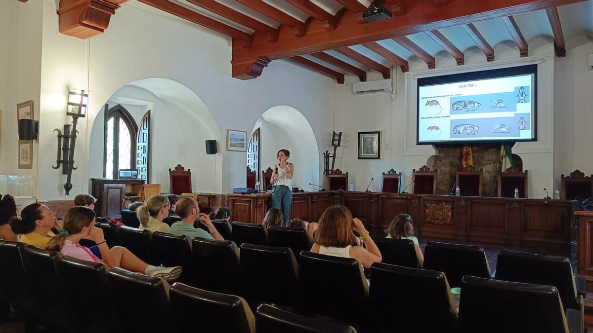 Villa del Río analiza en unas jornadas el papel de la lechuza como controladora de plagas.