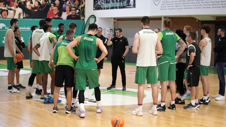 La plantilla del Unicaja se entrenó ayer en Los Guindos antes de viajar rumbo a Dijon para jugar una nueva jornada de la BCL.