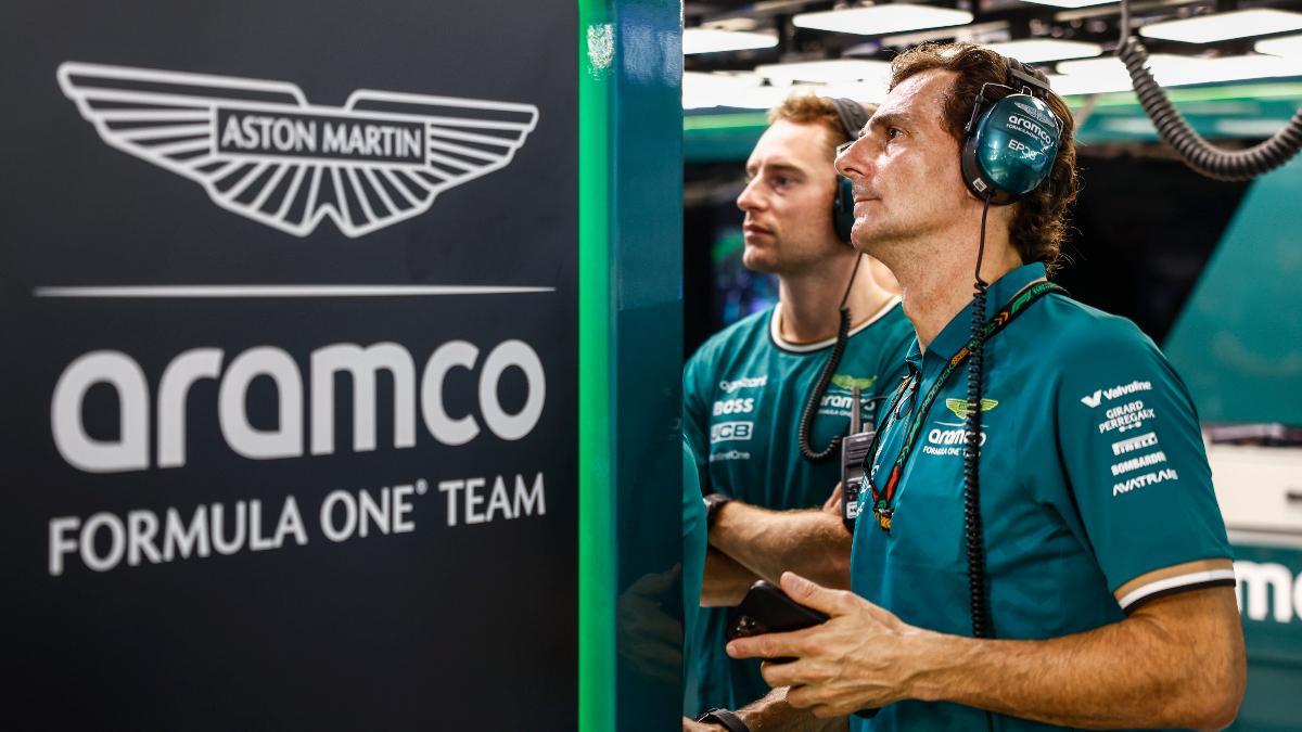Pedro de la Rosa, atento al monitor en el box de Aston Martin