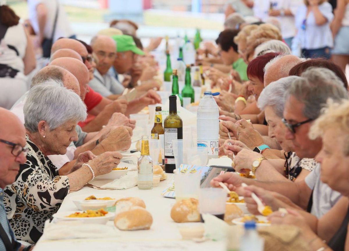 Comensales durante el almuerzo, ayer, en Las Vegas. | MARIO CANTELI