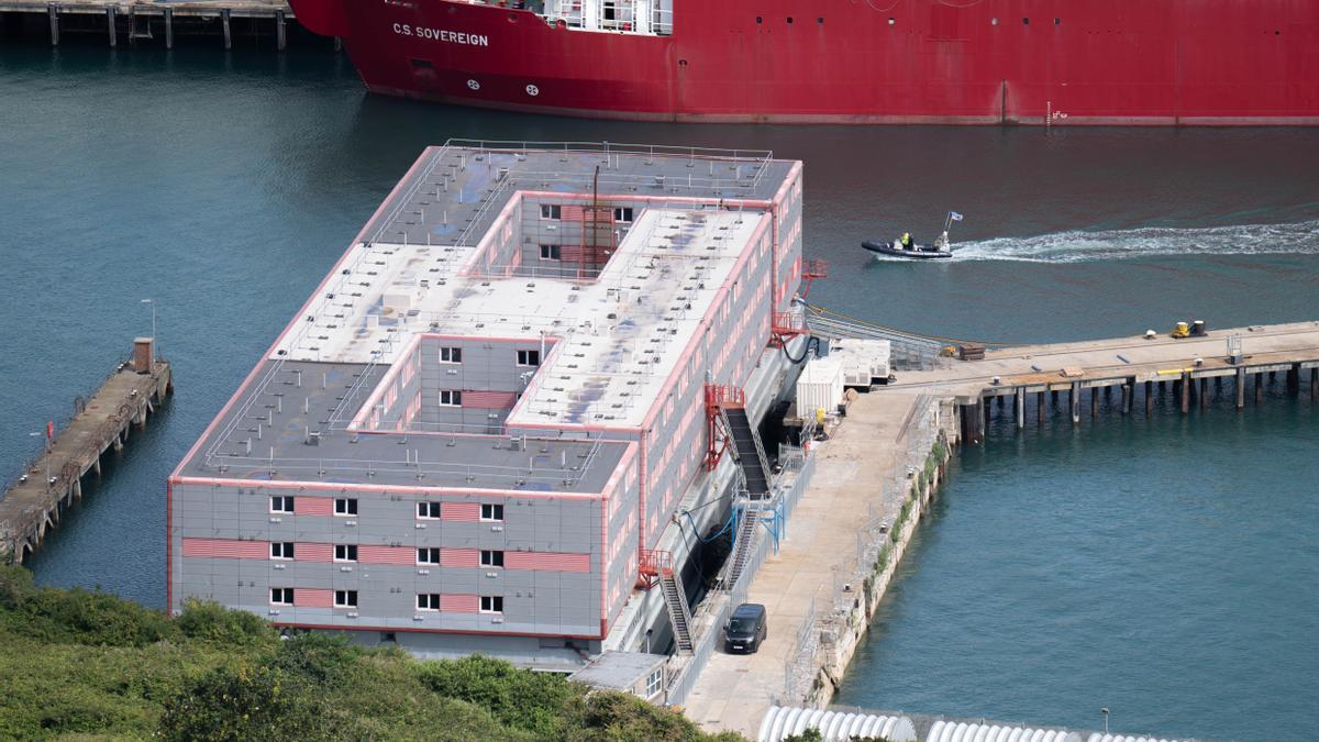 La barcaza 'Bibby Stockholm', en el puerto de Dorset.