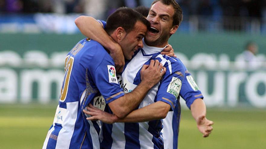 Duda felicita efusivamente a Apoño después del golazo que logró de potente disparo con la zurda y que significó el 1-0 para el Málaga.