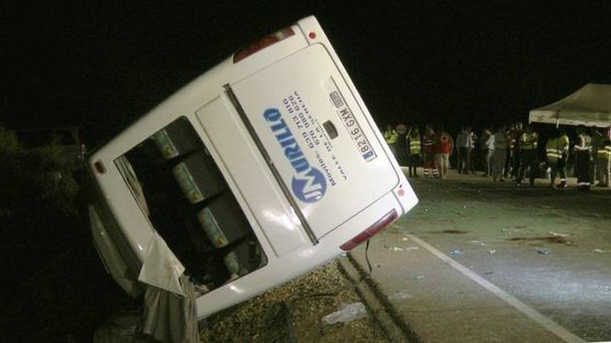 Cuatro menores y un adulto mueren en un accidente de un microbús en Badajoz