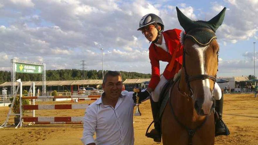 Moralejo, recibiendo su trofeo de manos del diputado de Deportes, Santiago Lorenzo.