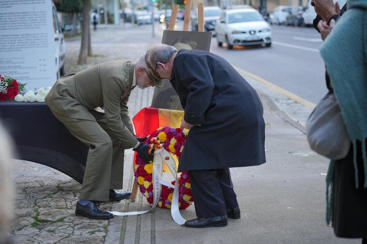 Militares de la Asociación por la Memoria Militar Democrática también han participado en la ofrenda floral.