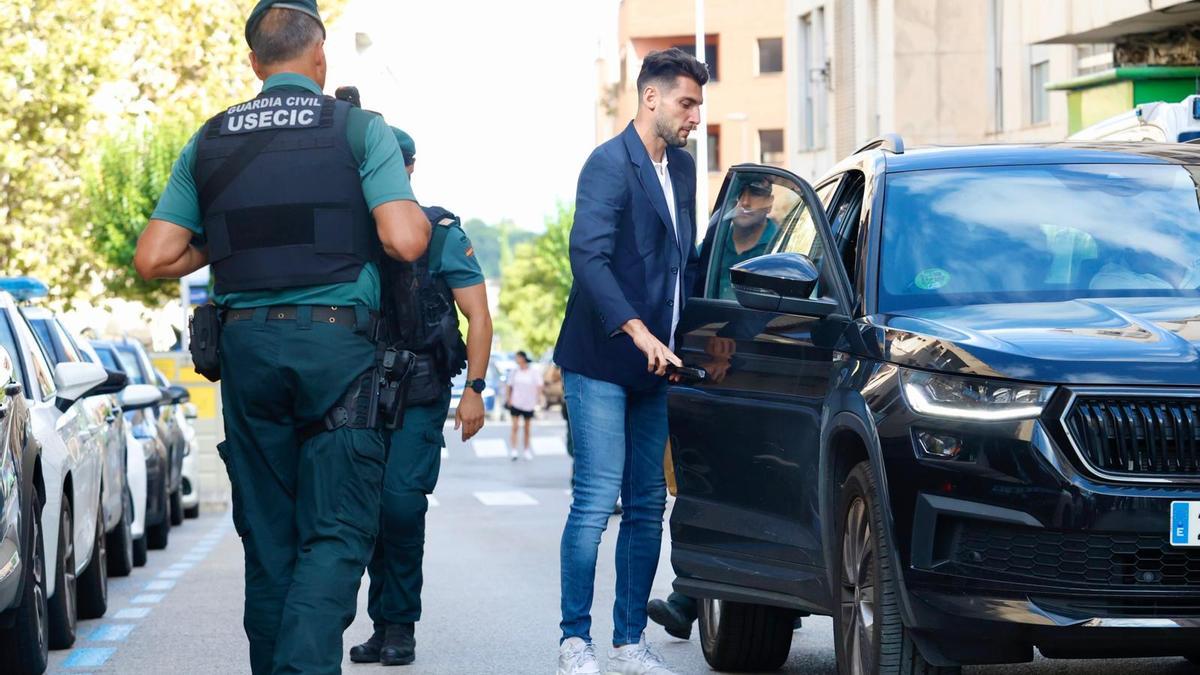 En libertad con cargos el futbolista Rafa Mir tras declarar por agresión sexual