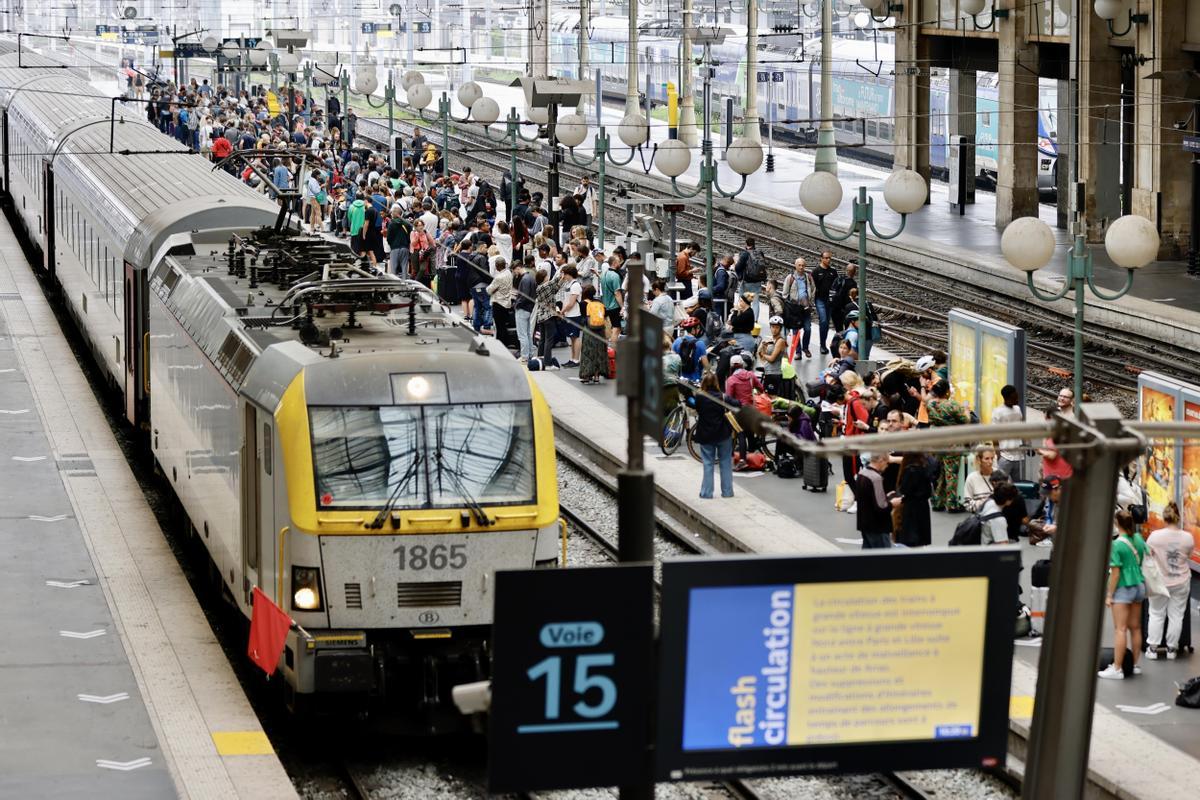 Paris (France), 26/07/2024.- Stranded passengers wait inside Gare du Nord station in Paris, France, 26 July 2024. Frances high speed rail network TGV was severely disrupted on 26 July following a massive attack, according to train operator SNCF, just hours before the opening ceremony of the Paris 2024 Olympic games. French Transport Minister Patrice Vergriete condemned these criminal actions saying that they would seriously disrupt traffic until this weekend. Around 800,000 passengers are expected to be affected over the weekend. (Francia) EFE/EPA/RITCHIE B. TONGO