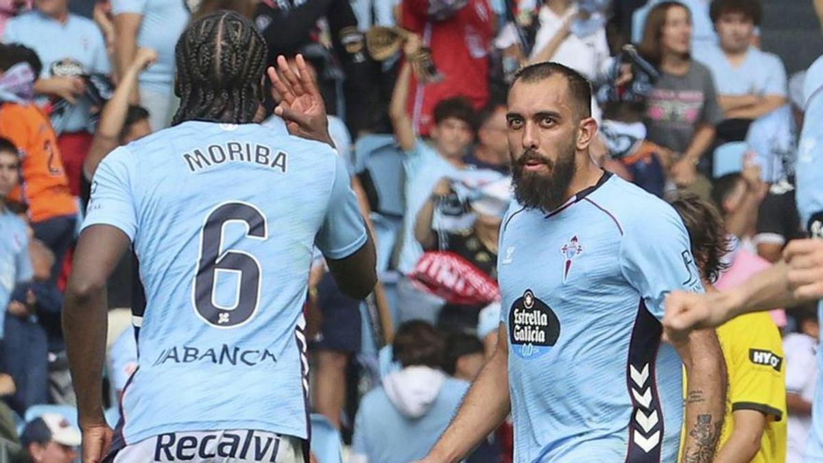 Borja Iglesias celebra su gol al Girona con Ilaix Moriba. |  José Lores
