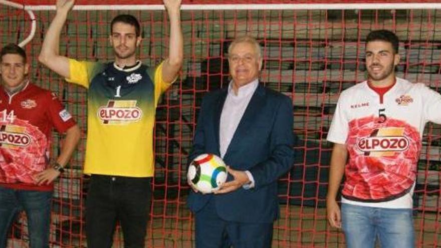 José Antonio Bolarín (centro), presidente de ElPozo, presentó a Fernan, Fede y Elías.