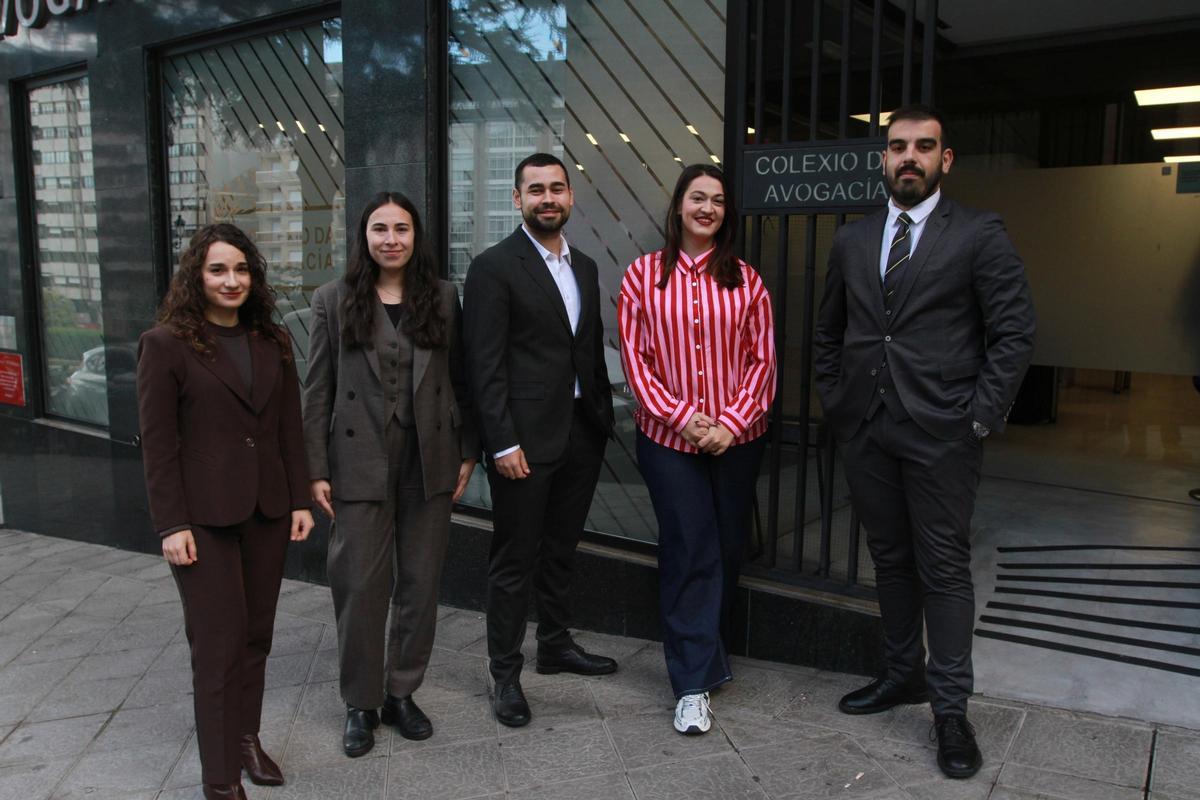 Tania, Lucía, Gabriel, Sofía y Francisco, en la entrada de la sede del Colexio da Avogacía de Ourense.