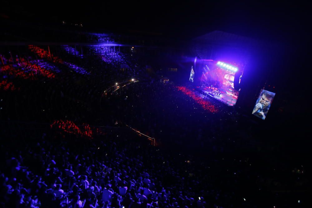 Un momento del concierto  de Alborán en la Plaza de Toros de Alicante.