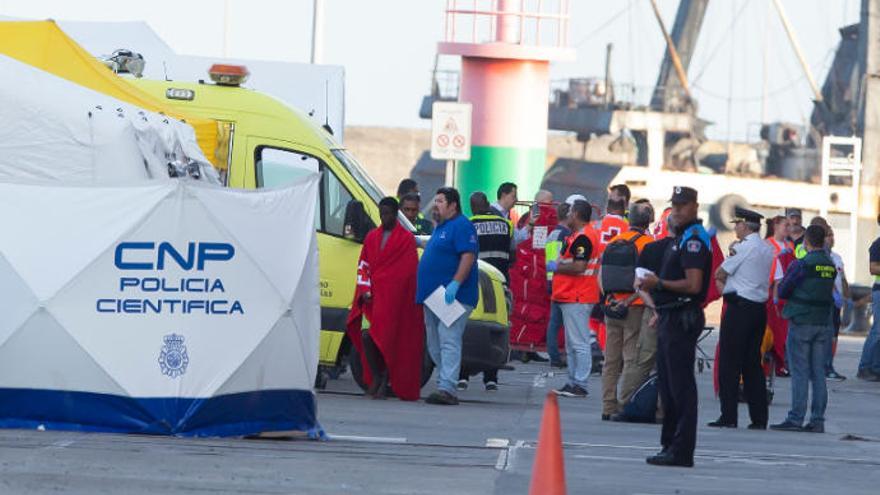 Llegada del buque Bluebird, al Puerto de Las Palmas, tras el rescate de un cayuco con treinta y tres ocupantes