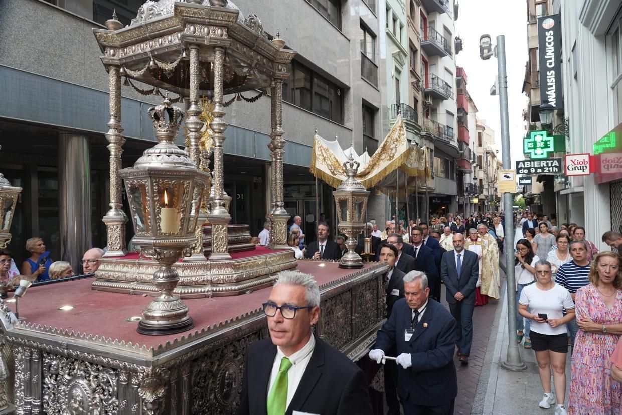 Castelló recibe con honores al Santísimo en la procesión del Corpus Christi