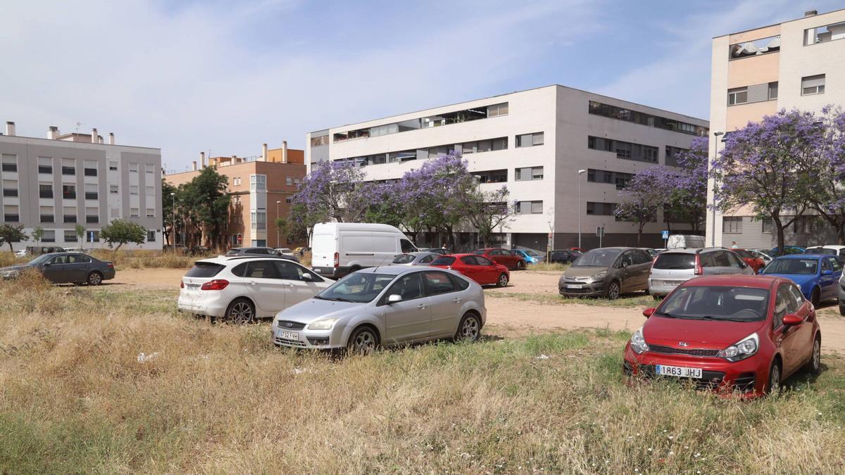 Solar por edificar en un barrio de Córdoba.