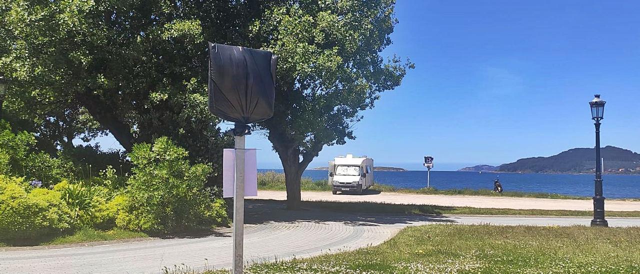 Las señales de uno de los aparcamientos de caravanas de Praia América, cubiertas ayer.