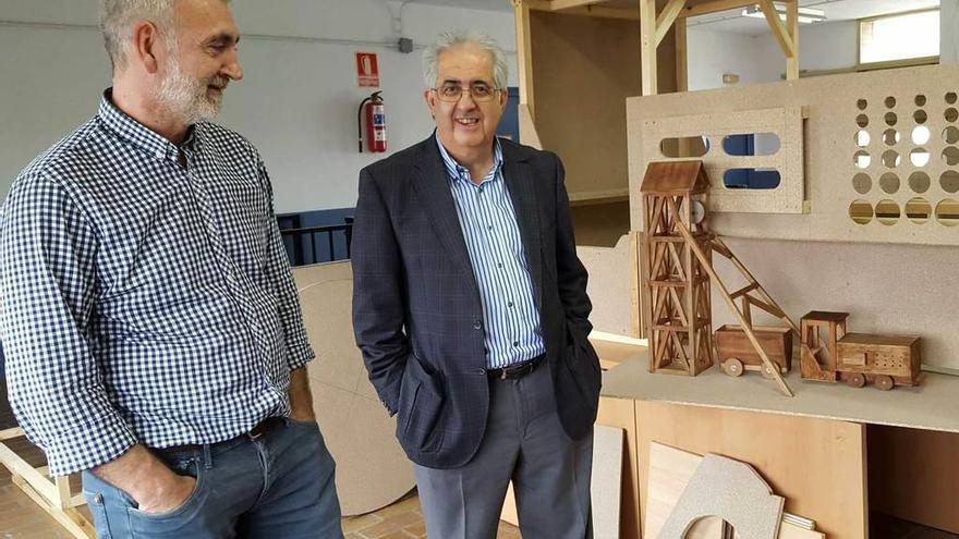 Por la izquierda, Jacinto Pravos y Rafael Alonso, frente a la maqueta de la foguera y la estructura de la locomotora.