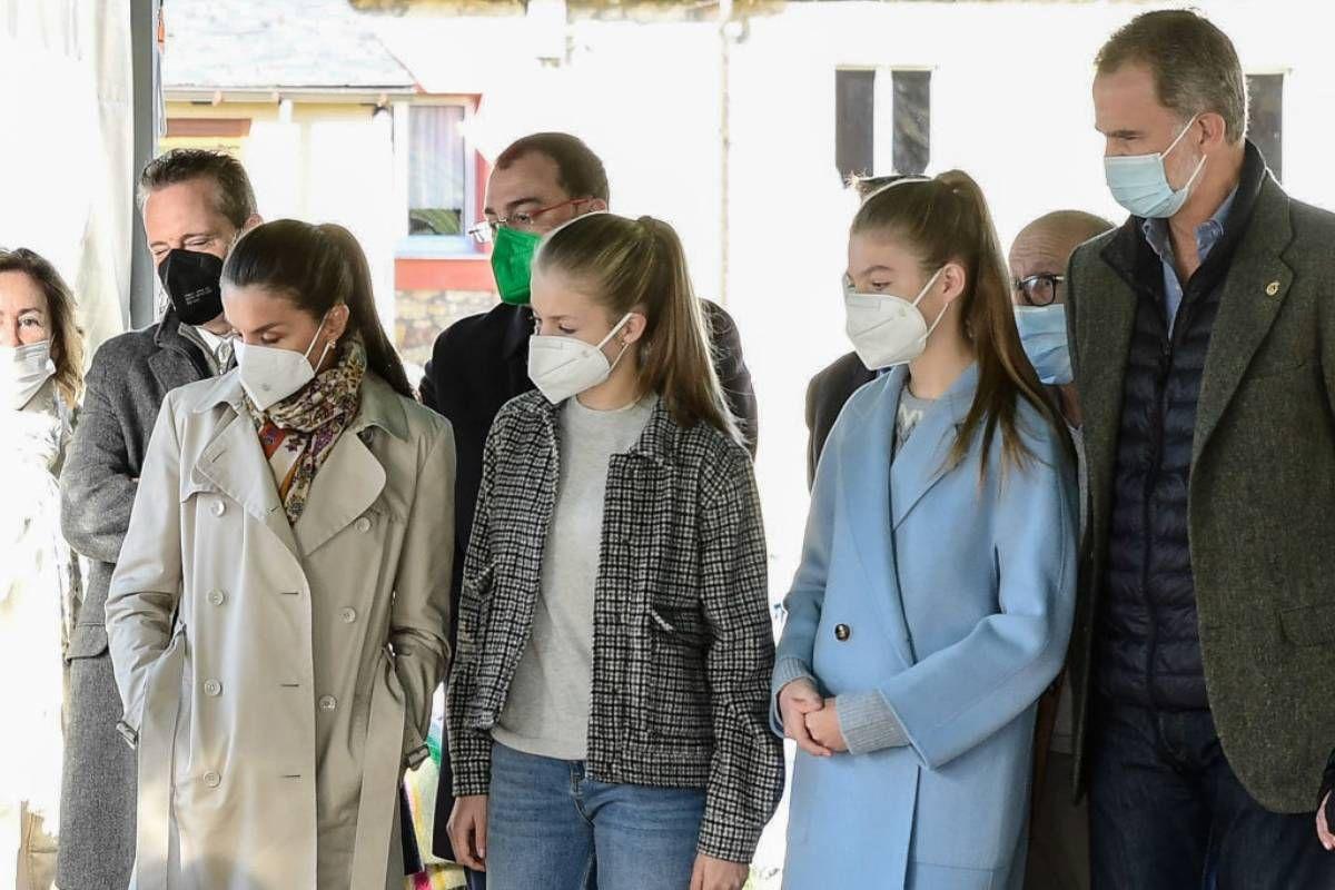 Los reyes junto a la princesa Leonor y la infanta Sofía en la visita al pueblo ejemplar de Asturias 2021