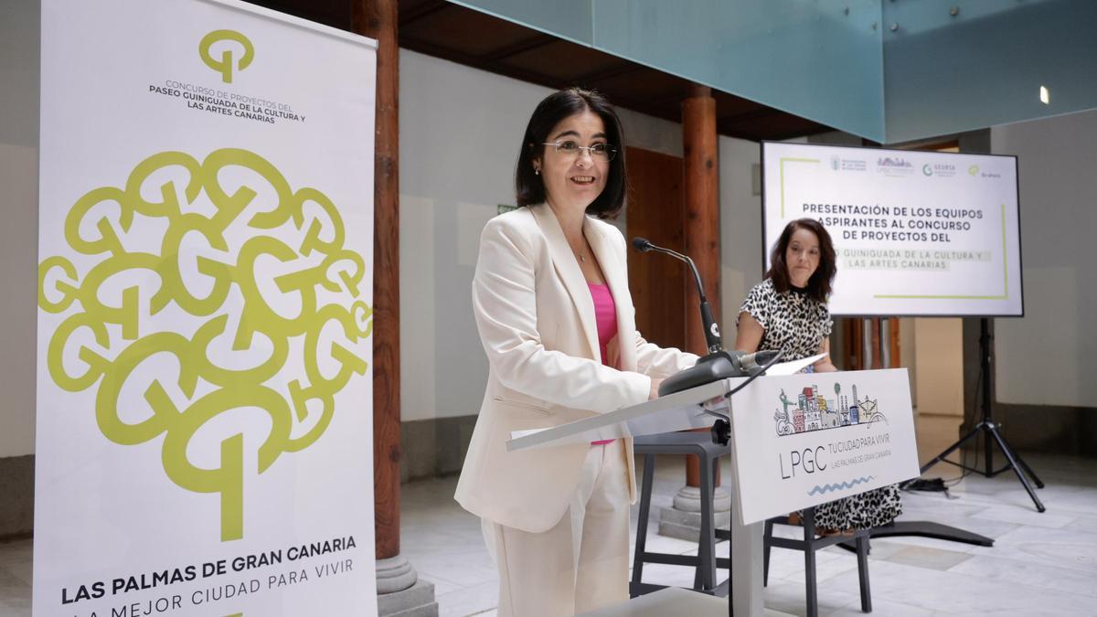 La alcaldesa Carolina Darias en la presentación de los equipos aspirantes al concurso de proyectos del Paseo Guiniguada de la Cultura y las Artes Canarias