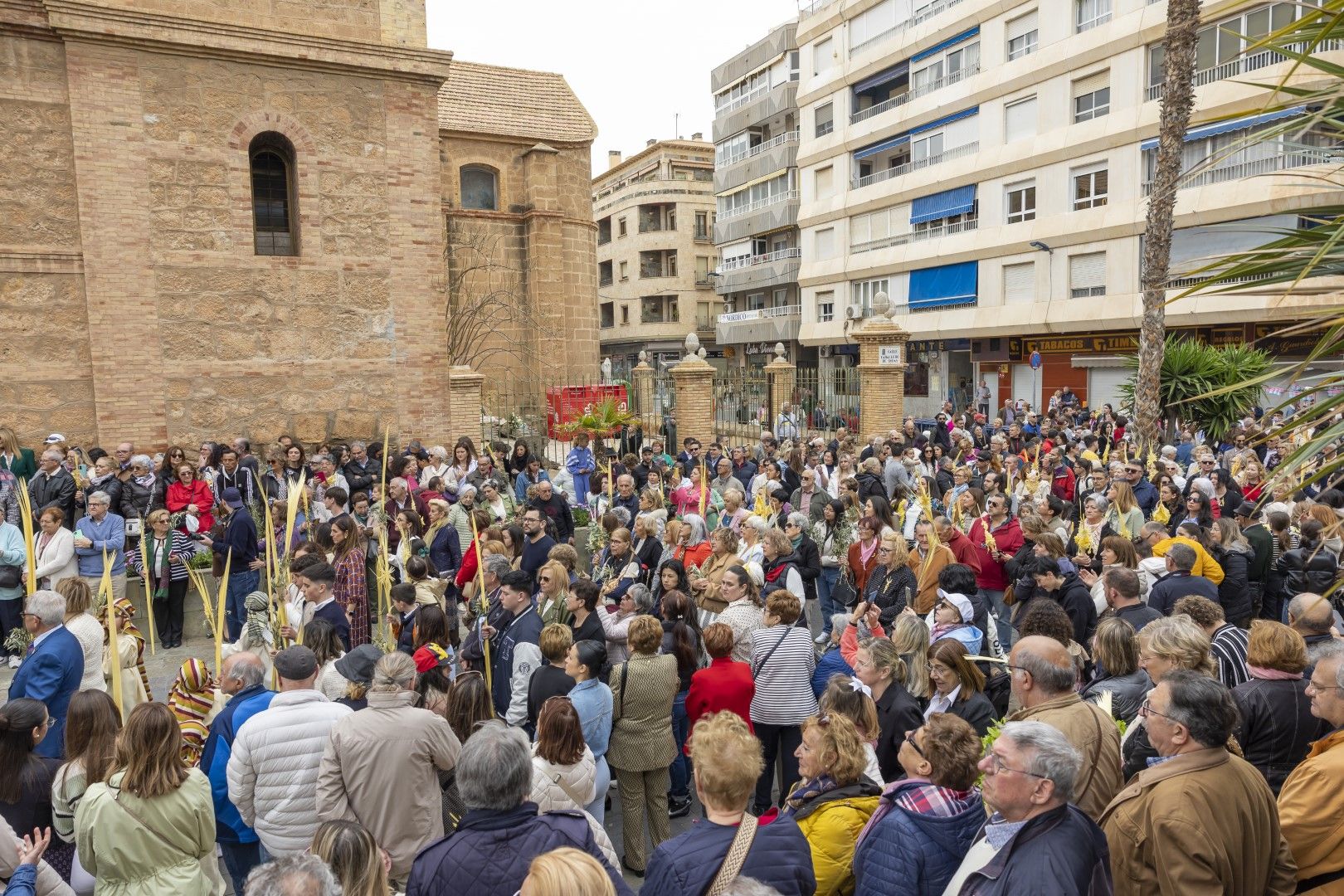 Bendición y procesión de Las Palmas en Torrevieja de Domingo de Ramos en la Semana Santa 2024