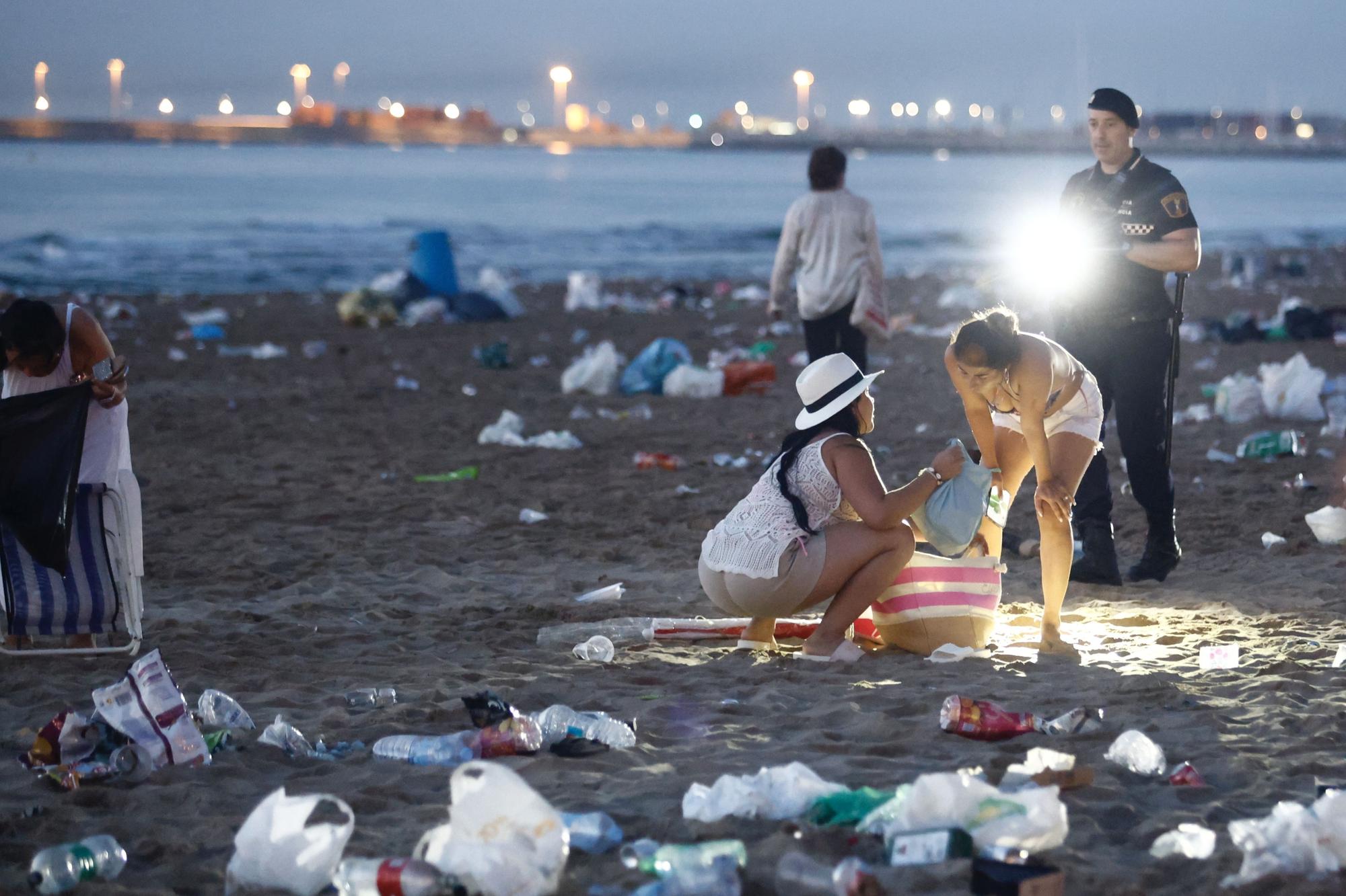 Así fue el desalojo y la limpieza tras la noche de San Juan