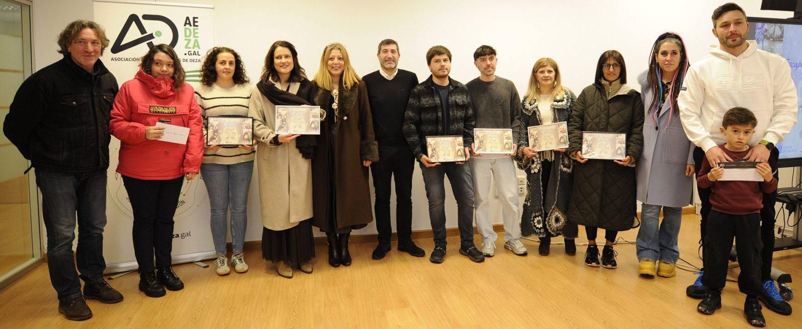 Los premiados posan junto a los representantes de la AED y del Concello de Lalín y los colaboradores.
