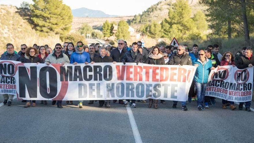 El exalcalde Soria, en el centro de la pancarta, en una de las manifestaciones contra el vertedero.