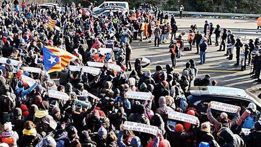 Els manifestants tallant l&#039;AP-7 a la Jonquera el passat 11 de novembre.