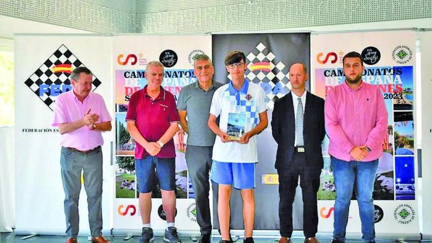 Del Prado, con el trofeo de campeón de España sub 16.