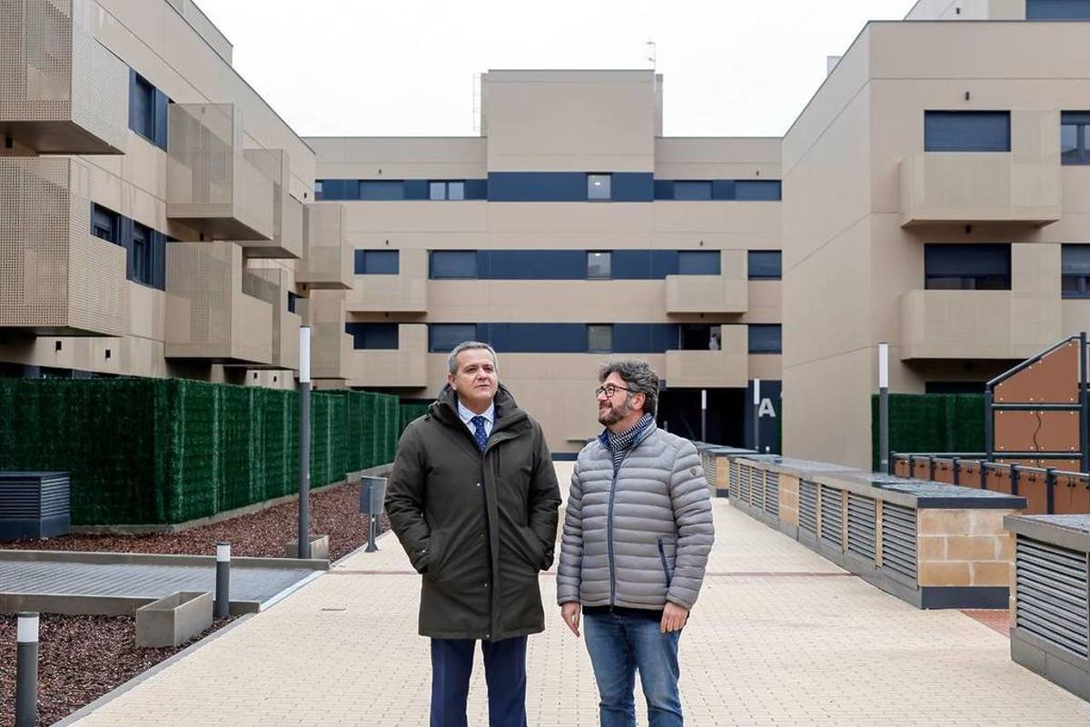 Salomón Aguado, alcalde de Pinto, junto al consejero de Vivienda, Transporte e Infraestructuras, Jorge Rodrigo