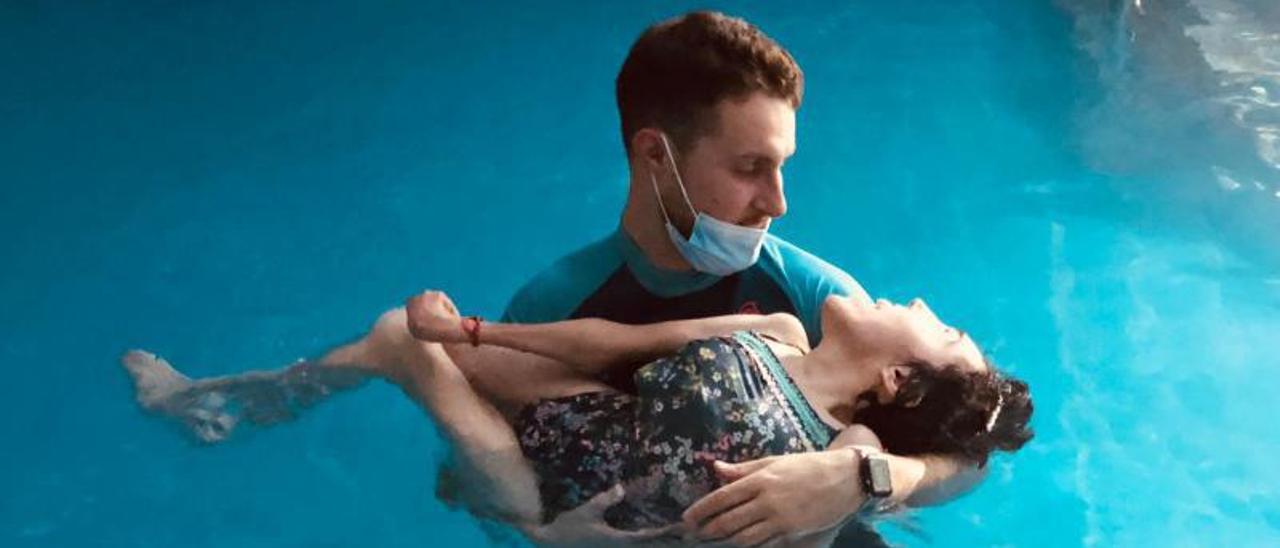 El fisioterapeuta Andrés Galvin, trabajando con una usuaria en la piscina terapéutica de Apamp.