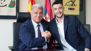 Joan Laporta, el presidente del Barça, y Joan Garcia, el nuevo portero azulgrana, tras firmar el contrato hasta 2031.